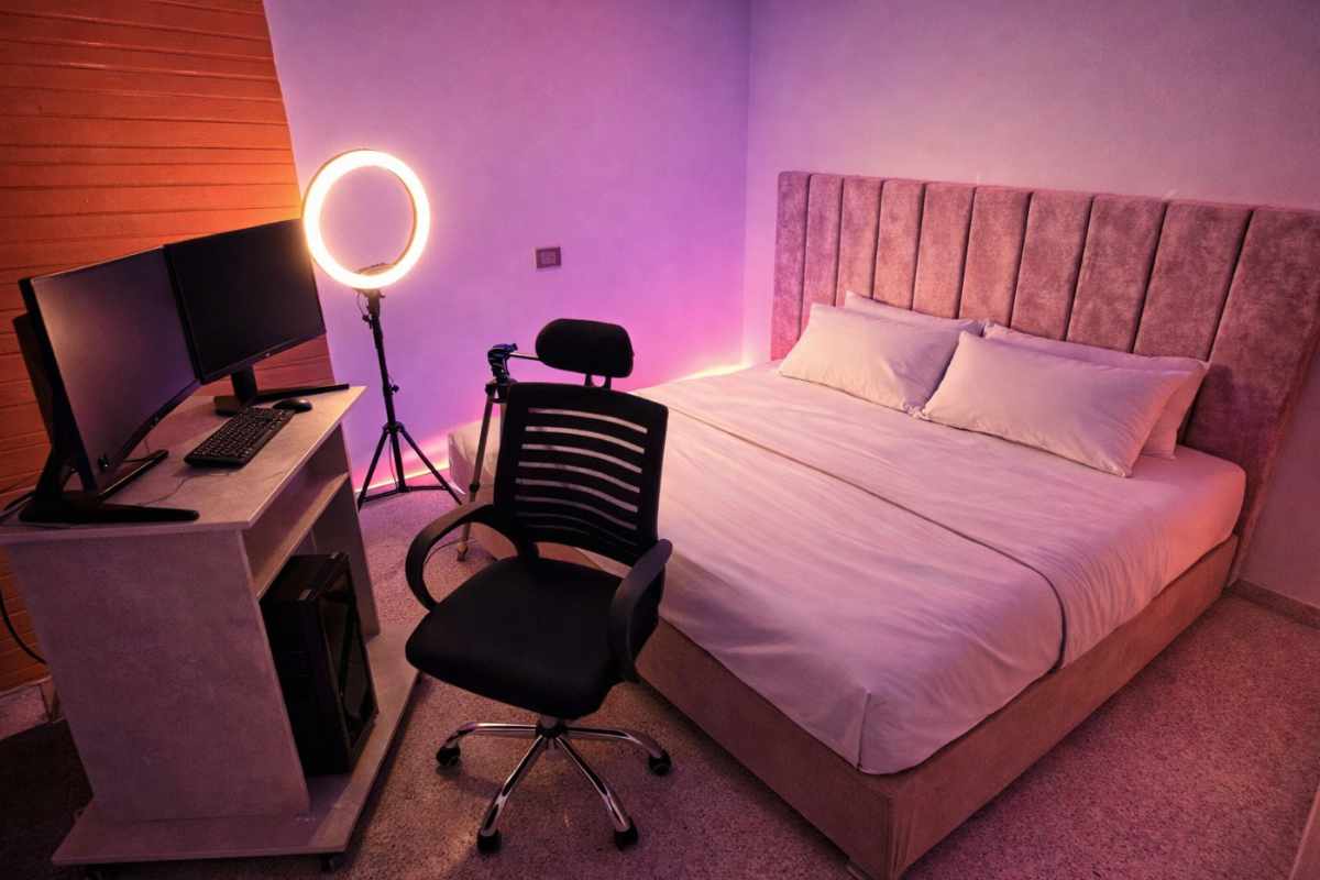 Interior de sala VIP del estudio webcam profesional StarBlue Cúcuta